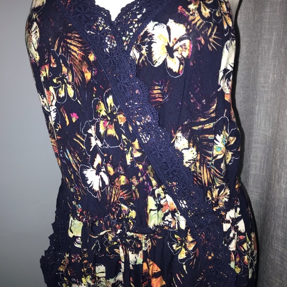 ❌SOLD❌Floral Romper - Picture 3 of 7